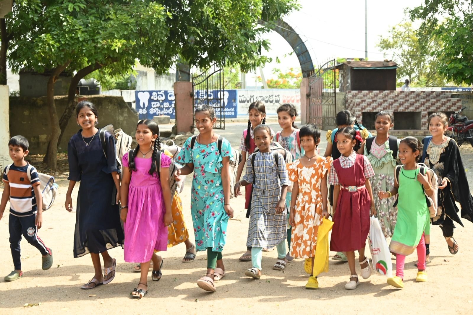 వరంగల్‌లో మోగిన బడిగంట – సందడిగా ప్రారంభమైన కొత్త విద్యా సంవత్సరం