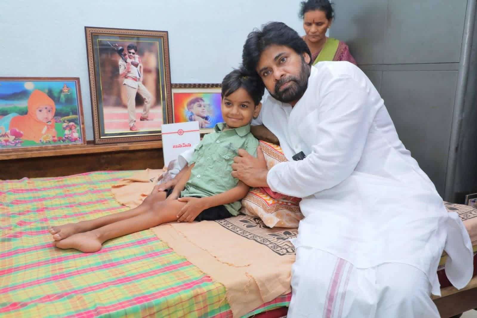 అరుదైన వ్యాధితో బాధపడుతున్న అభిమాని నిరంజన్‌ను పరామర్శించిన ఉప ముఖ్యమంత్రి పవన్ కళ్యాణ్