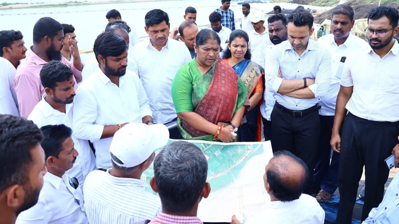 రామన్నగూడెం వద్ద గోదావరి కరకట్ట రక్షణకు జియో ట్యూబ్స్ పనులు పరిశీలించిన మంత్రి సీతక్క