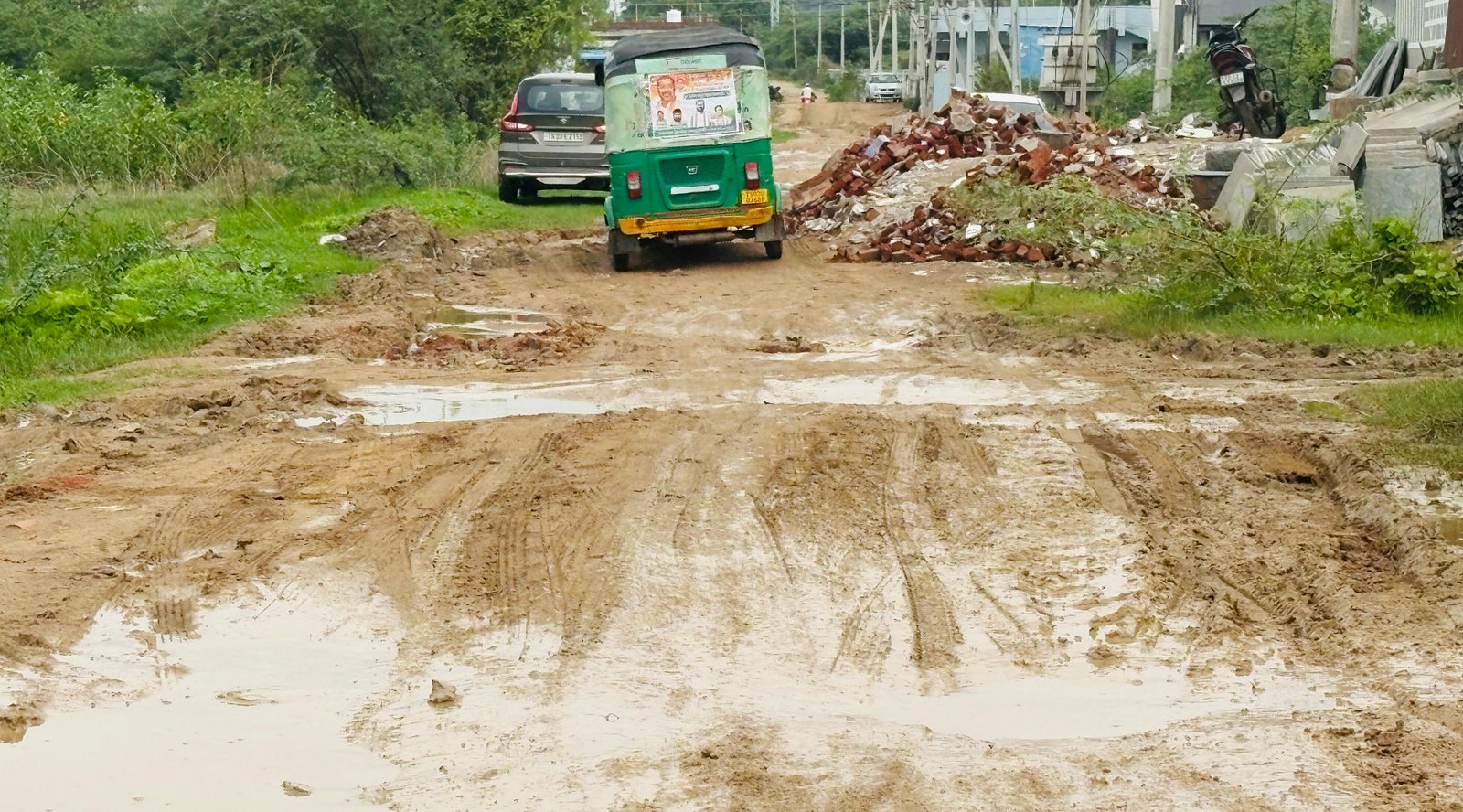 పేరుకే మహానగరం… చినుకు పడితే చిత్తడి!