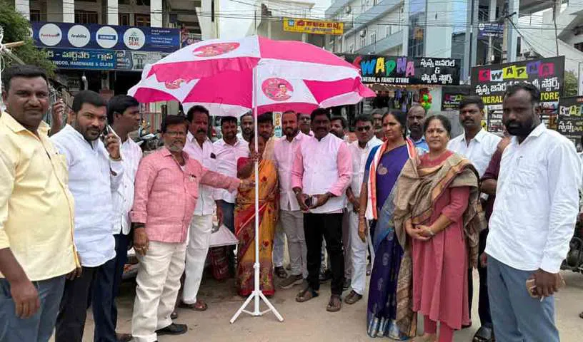  కేటీఆర్‌ బర్త్‌డే.. మెదక్‌లో చిరు వ్యాపారులకు గొడుగుల పంపిణీ