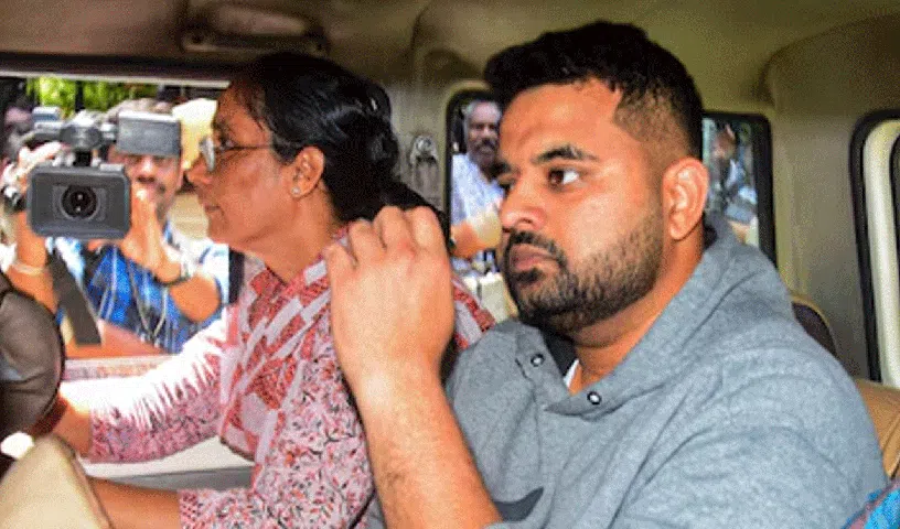 జైలులో ప్ర‌జ్వ‌ల్ రేవ‌ణ్ణ సెల్‌ఫోన్‌లో 90 నీలి చిత్రాలు..! 