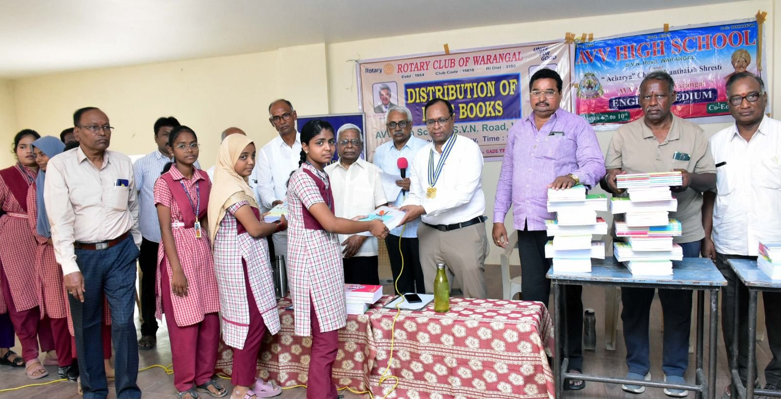 రోటరీ క్లబ్ వరంగల్ ఆధ్వర్యంలో ఏవీవీ విద్యార్థులకు నోటు పుస్తకాల పంపిణీ
